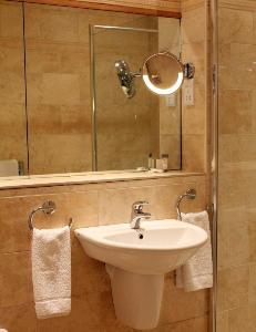 The en-suite bathroom of superior Room 9